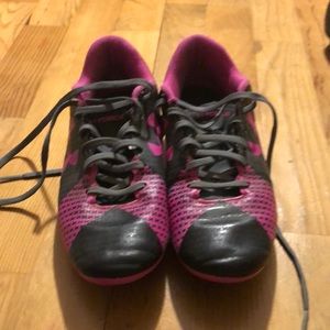 Size 3 U Underarmor soccer cleats
